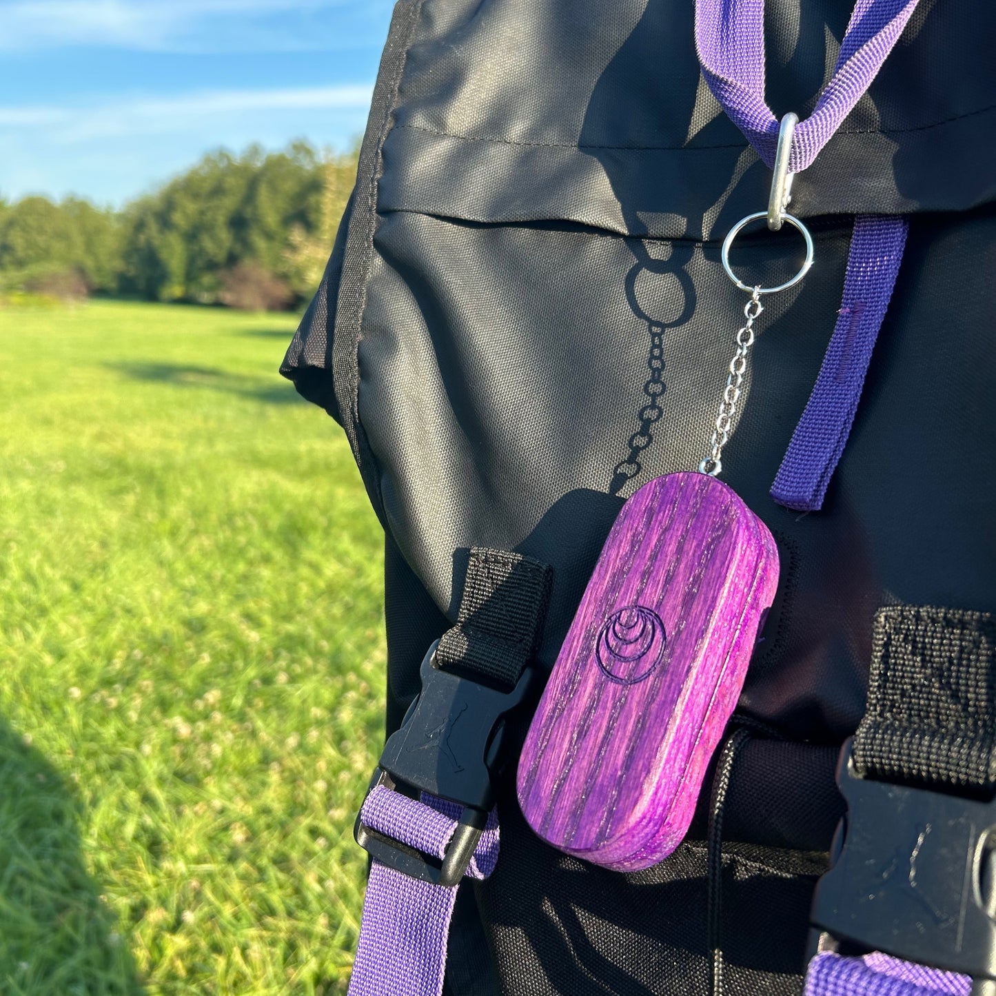 Built-In Keychain Feature: A view of the built-in keychain attached to the joint carrying case, demonstrating its functionality for easy travel and attachment to keys or a bag.