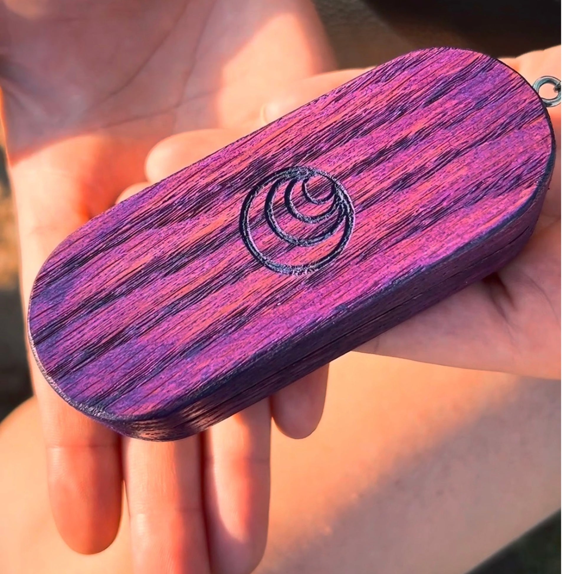 Joint Case in Hand for Size Reference: The purple oak carrying case being held in a hand, showcasing its compact size and ease of portability.